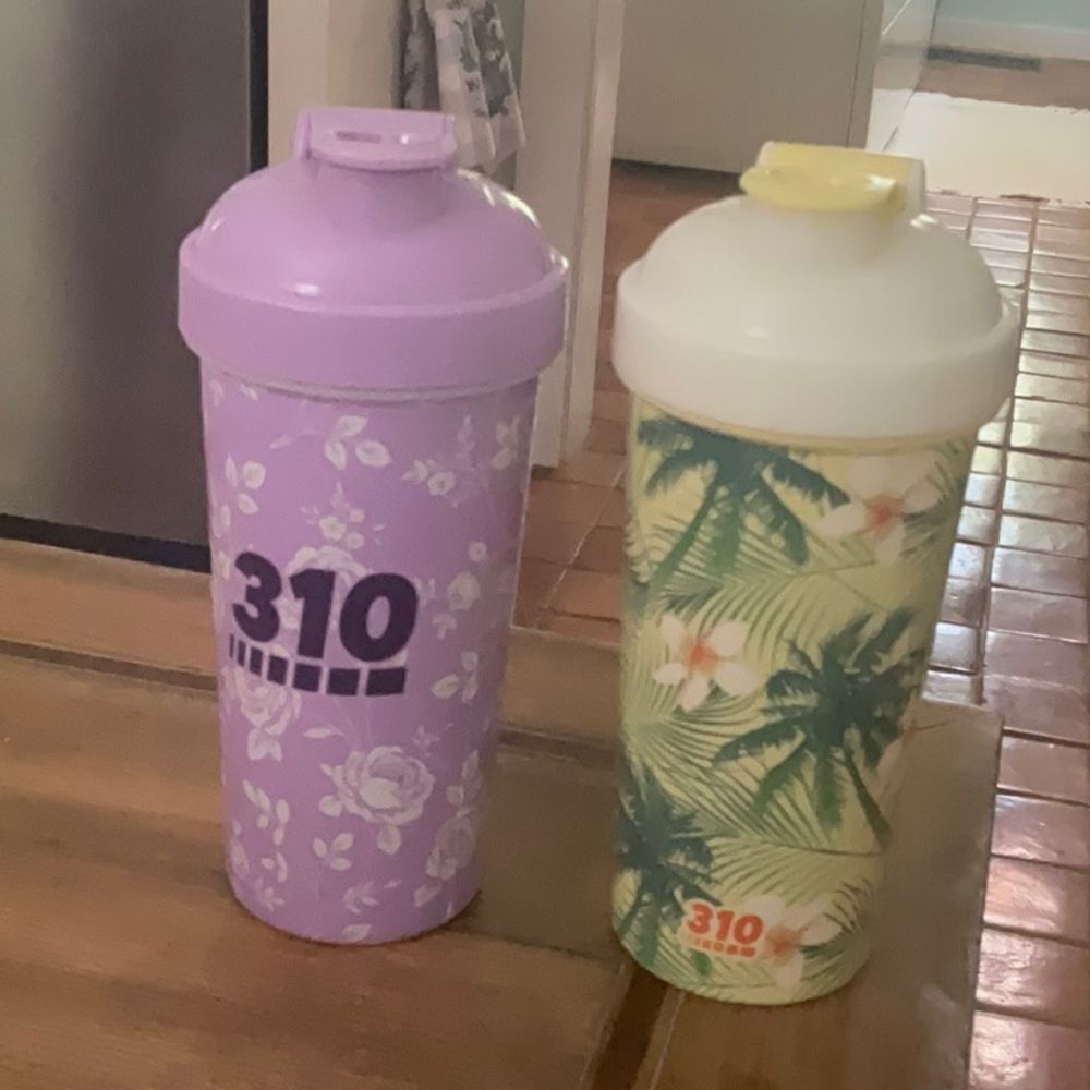 (2) 310 Shaker Cups with Lids Lavender Rose & Tropical Palm prints